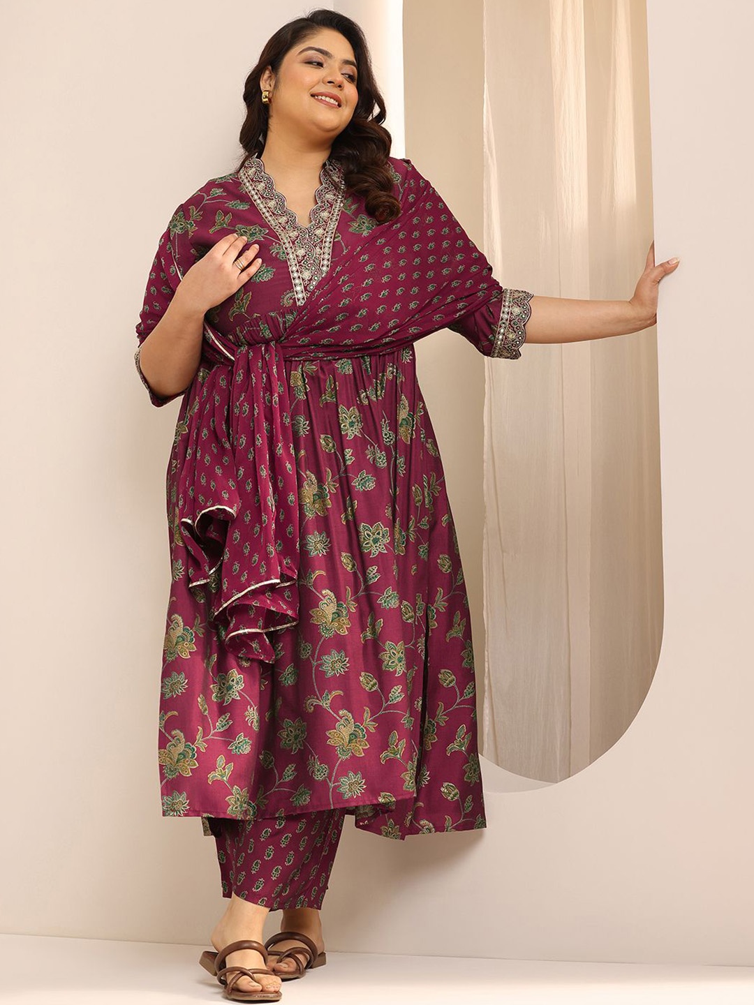 

EXTRA LOVE BY LIBAS Plus Size Women Floral Printed High Slit Kurta Set, Maroon