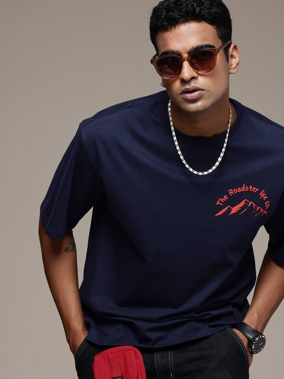 

The Roadster Lifestyle Co. Printed Drop-Shoulder Sleeves Relaxed Fit Pure Cotton T-shirt, Navy blue