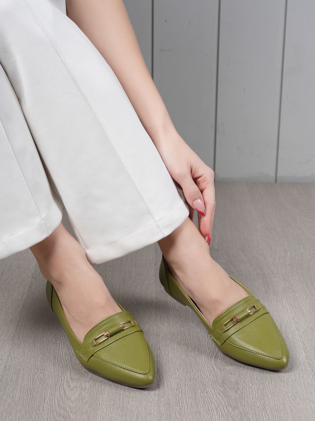 

Mast & Harbour Women Party Mojaris with Bows Flats, Green