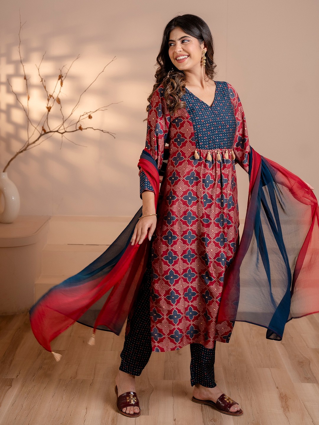 

DishaDakshin Women Printed Regular Pure Silk Kurta with Trousers & With Dupatta, Maroon