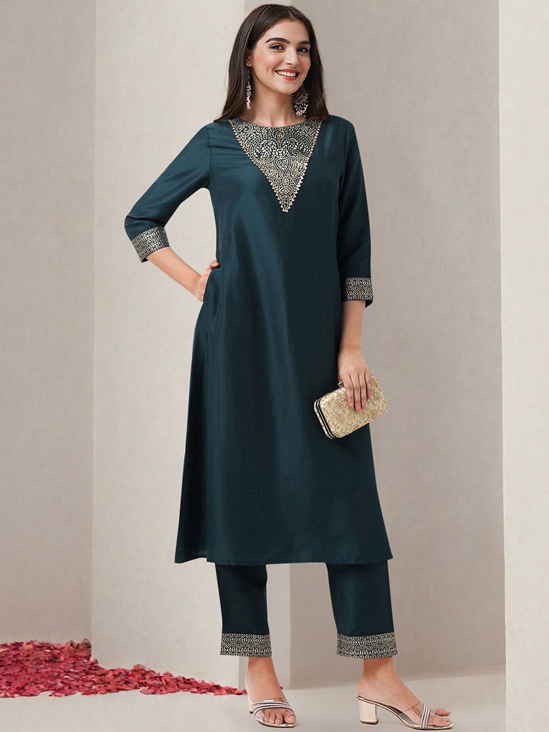 

Ishin Women Printed Regular Kurta with Trousers, Green