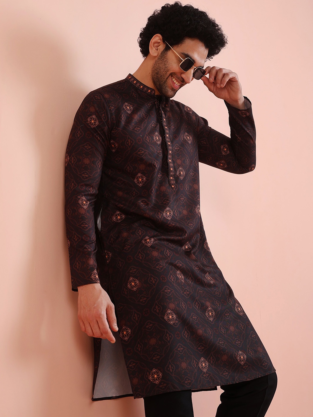 

KISAH Men Geometric Printed Mirror Work Kurta, Black