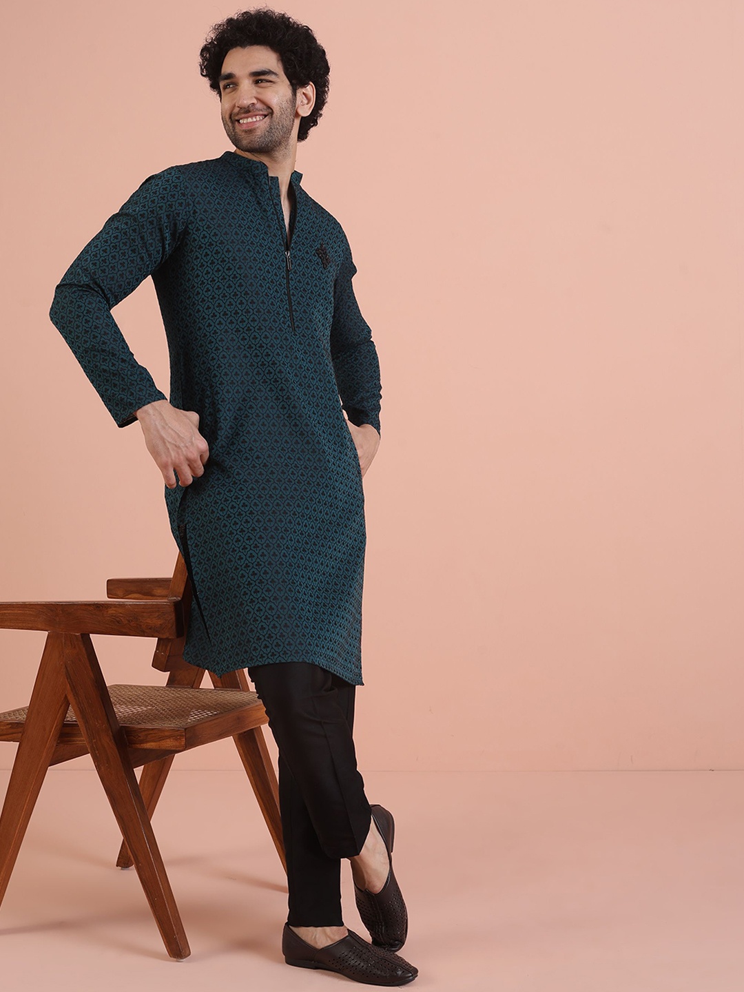 

KISAH Men Floral Regular Thread Work Kurta with Trousers, Teal