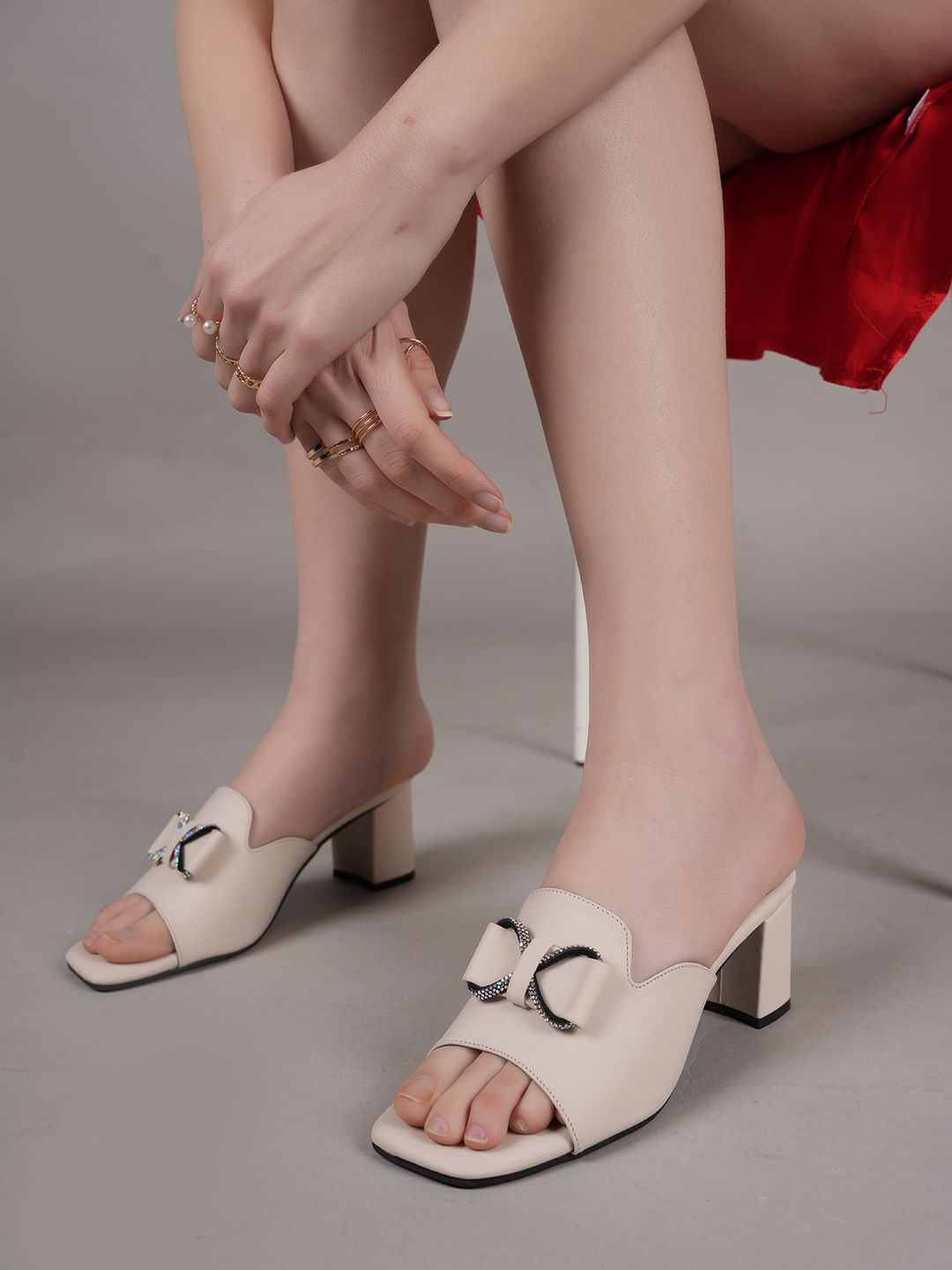 

DressBerry Women Party Block Sandals with Bows, Cream