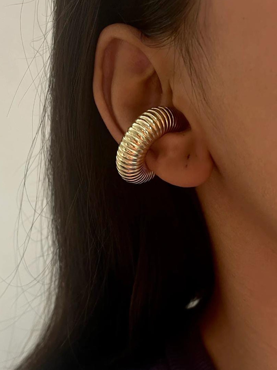 

YU FASHIONS Gold-Plated Stainless Steel Textured Ear Bone Non Piercing Ear Cuff Earrings