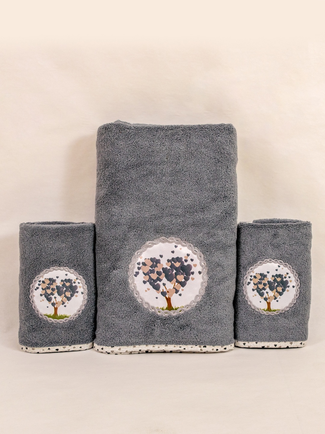 

Myntra Elegant Homes Grey & White 3 Piece Printed Cotton 500 GSM Towel Set
