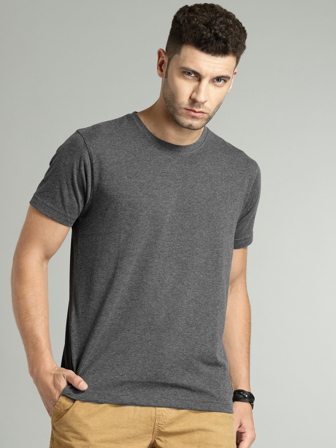 

Roadster Men Charcoal Grey Solid Round Neck T-shirt