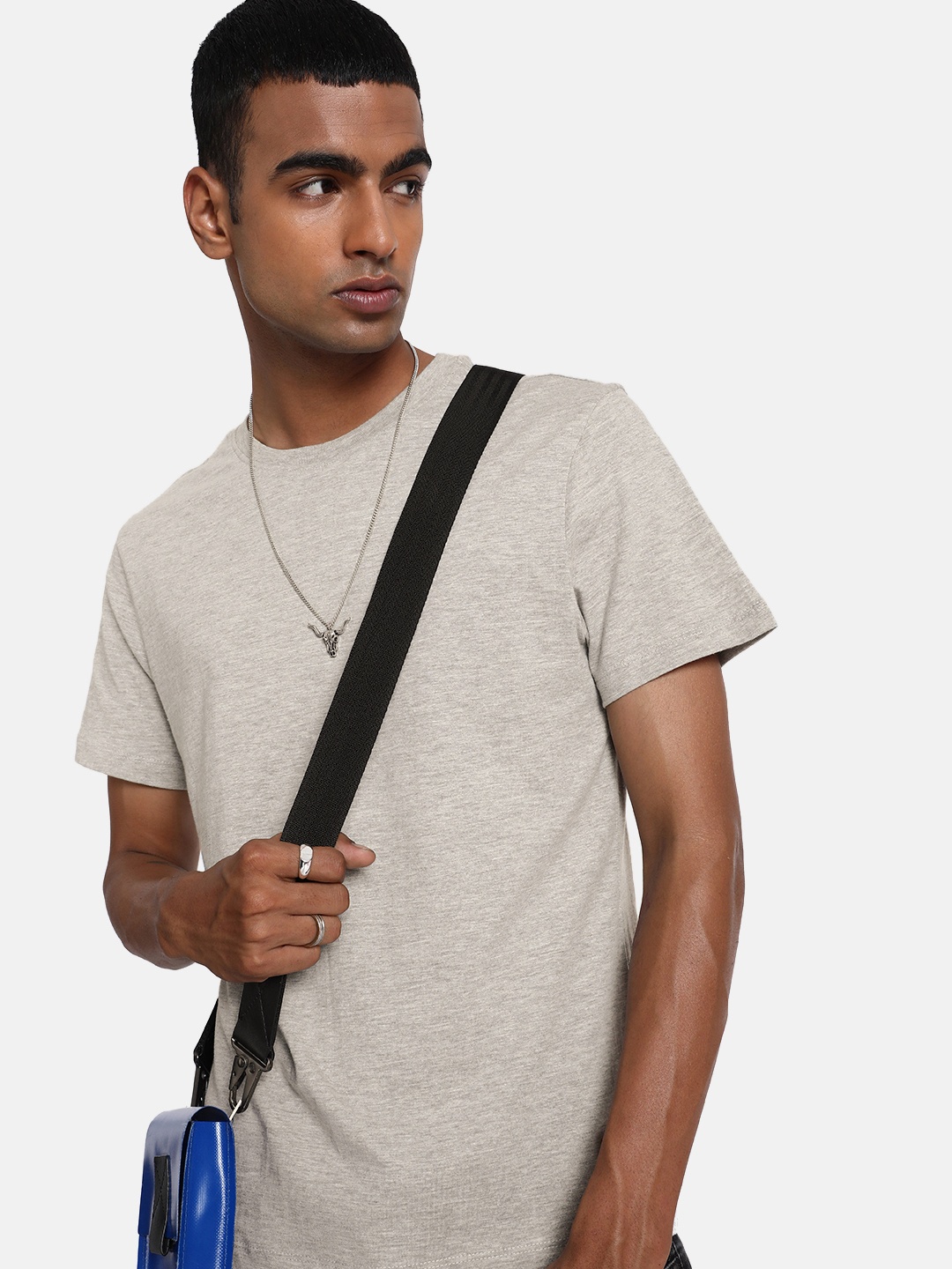 

Roadster Men Grey Melange Solid Round Neck T-shirt