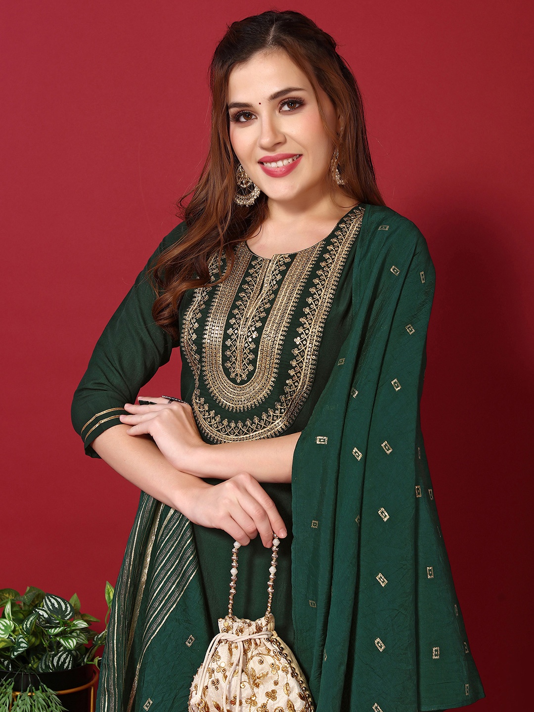 

SKYLEE Floral Yoke Design Notch Neck Sequinned Straight Kurta With Trousers & Dupatta, Green
