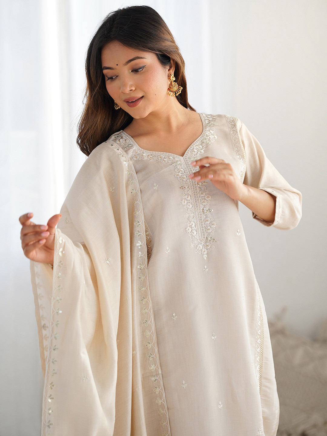 

SKYLEE Floral Yoke Design Sweetheart Neck Pure Silk Straight Kurta With Trousers & Dupatta, Beige