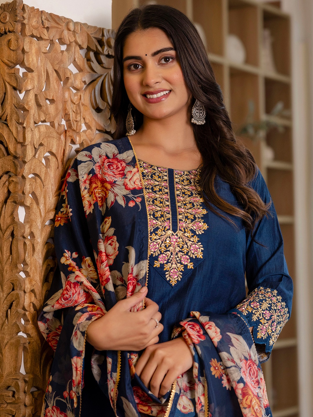 

SKYLEE Floral Yoke Design Thread Work Chinon Straight Kurta With Trousers & Dupatta, Blue