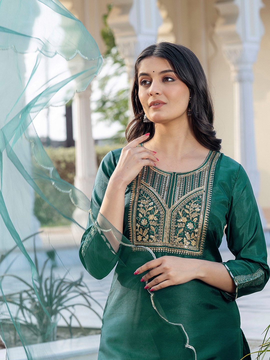 

SKYLEE Floral Yoke Design Sequinned Straight Kurta With Trousers & Dupatta, Green