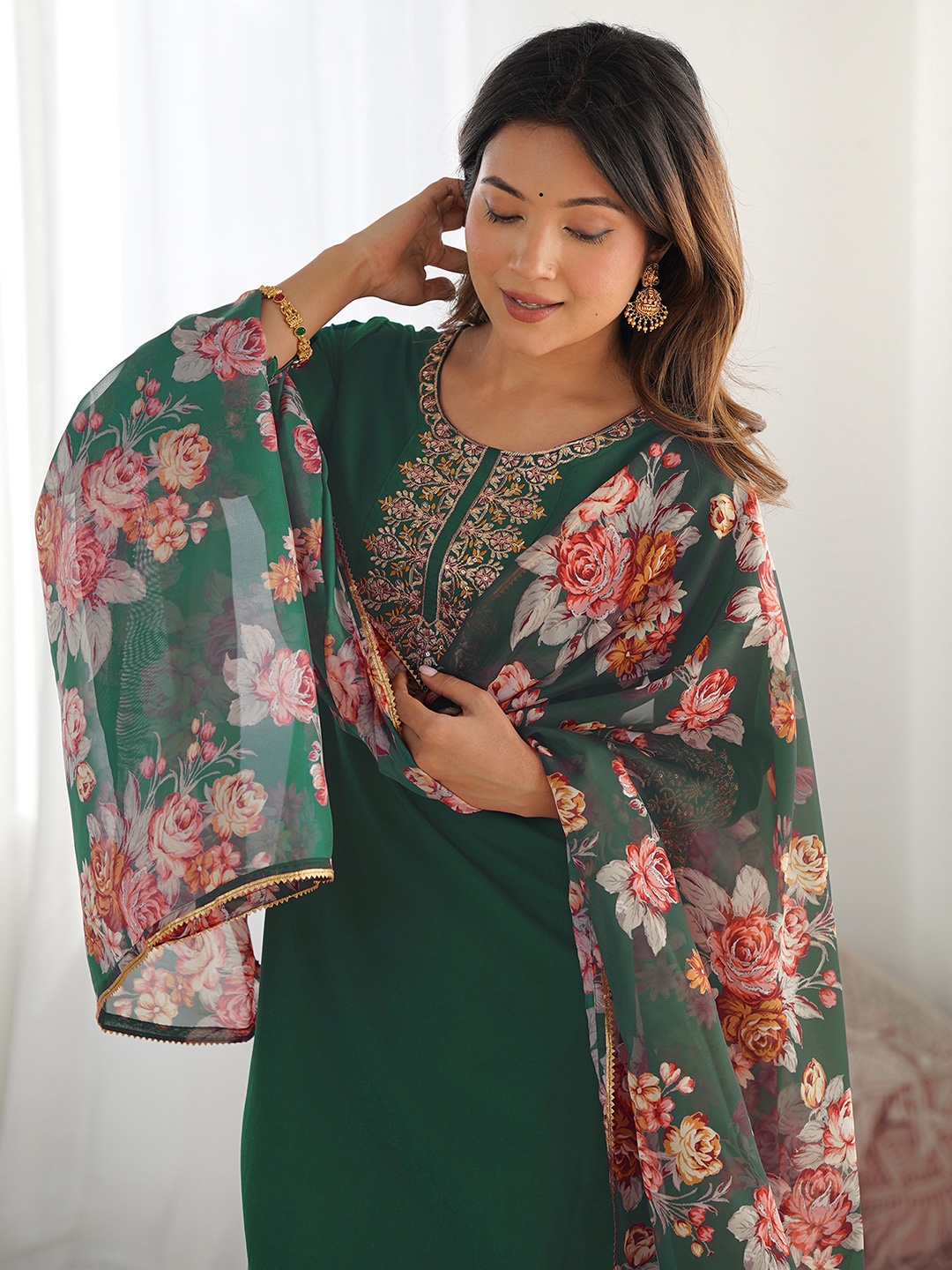 

SKYLEE Floral Yoke Design Round Neck Sequinned Straight Kurta With Trousers & Dupatta, Green