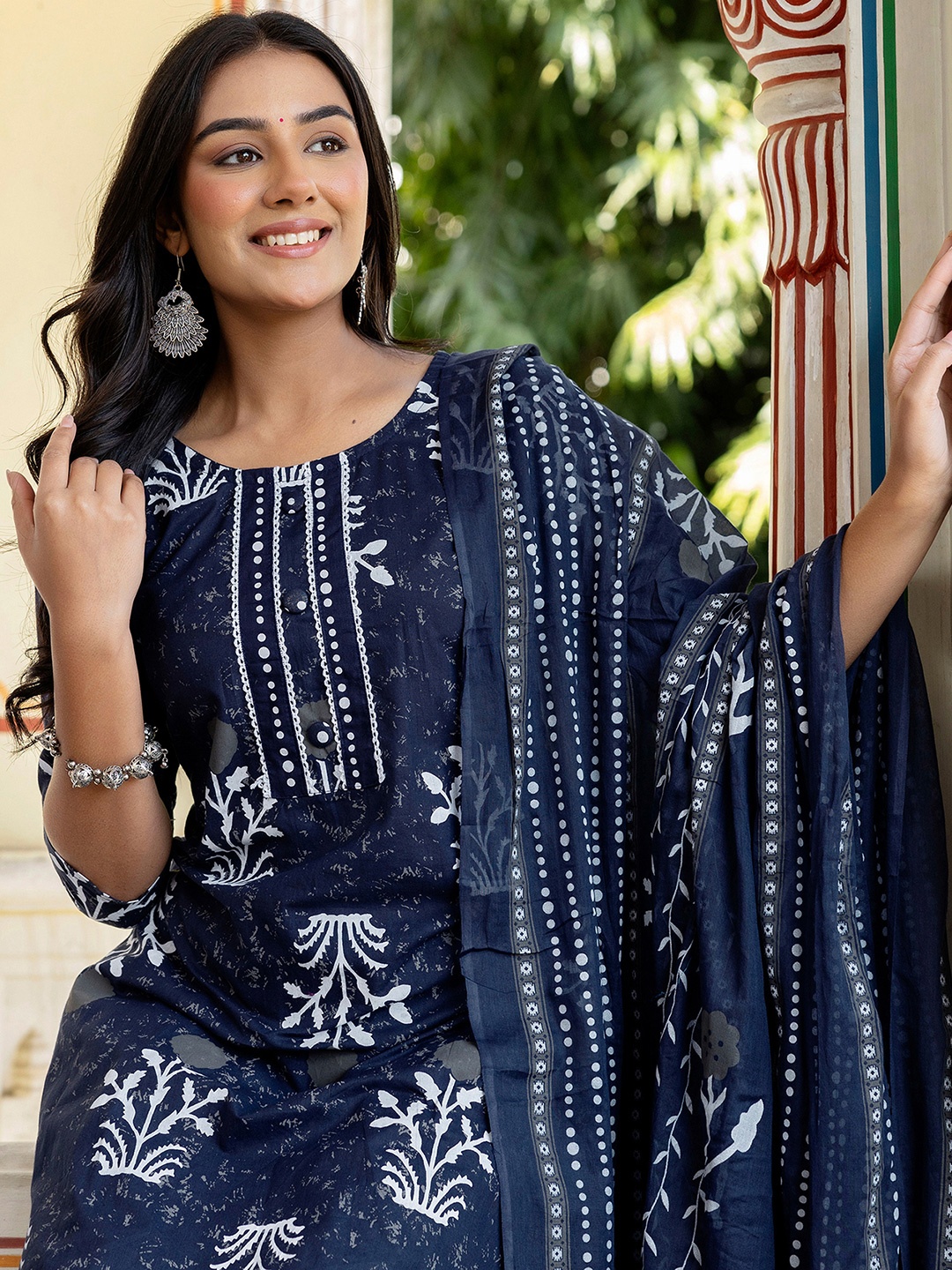 

SKYLEE Floral Printed Straight Kurta With Trousers & Dupatta, Navy blue