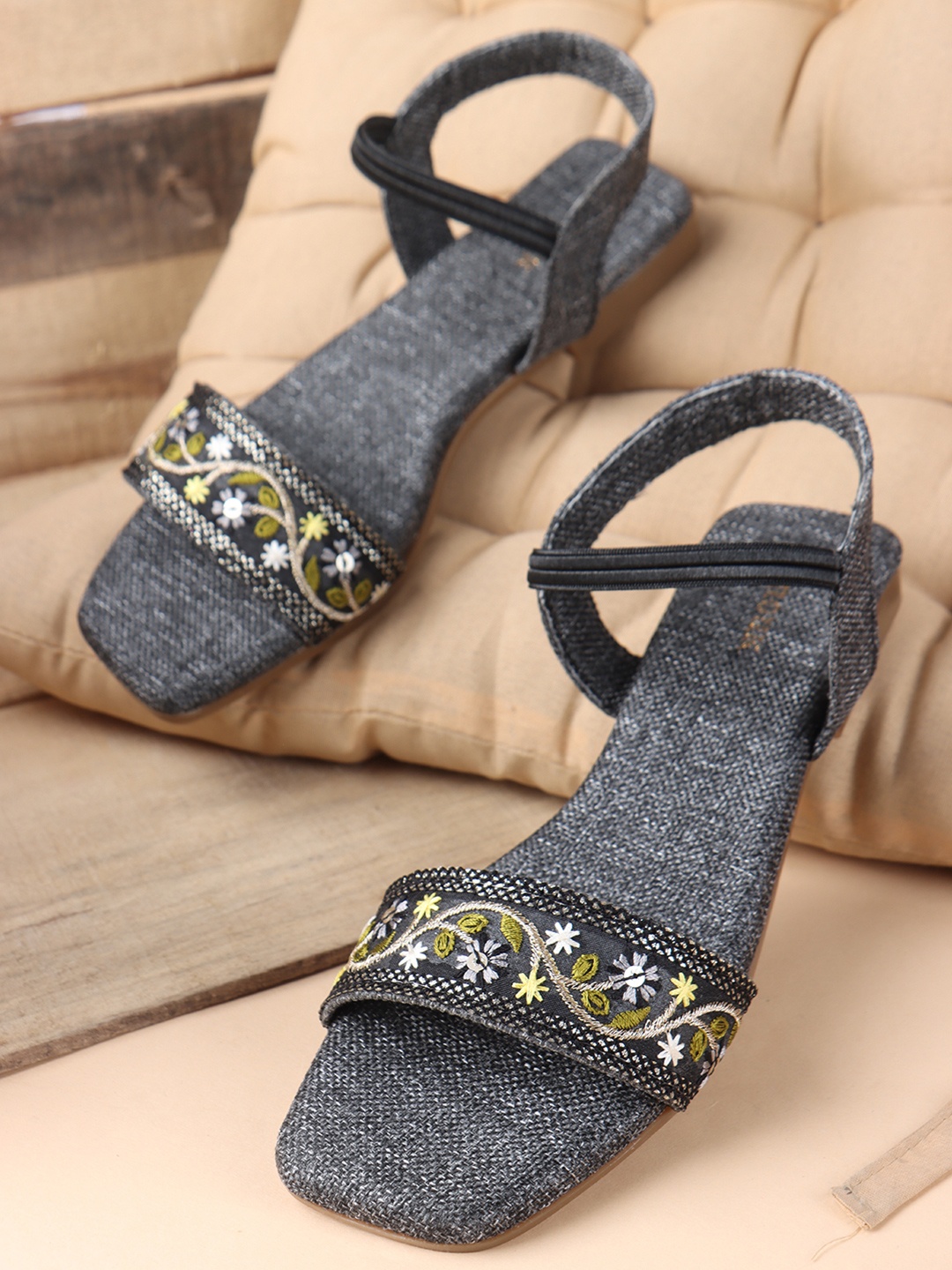 

Anouk Women Embellished Ethnic Open Toe Flats, Black