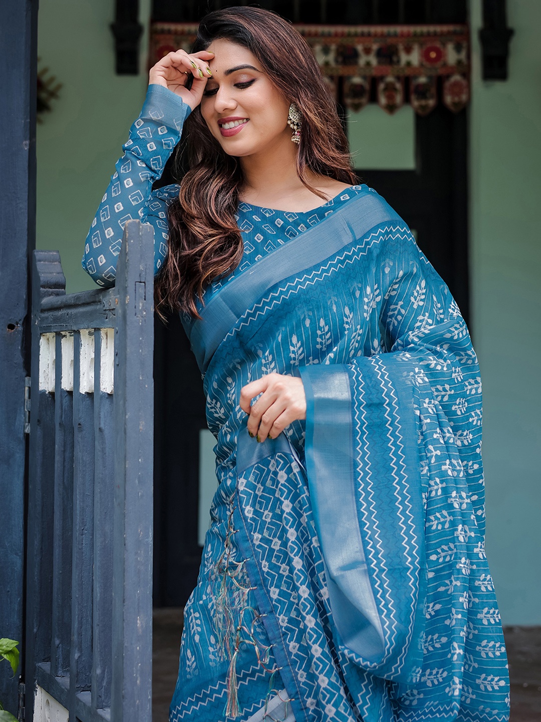 

all about you Floral Printed Zari Pure Linen Block Print Saree, Blue