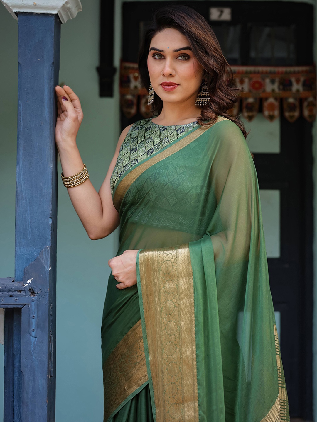 

DIVASTRI Woven Design Zari Pure Chiffon Saree, Green