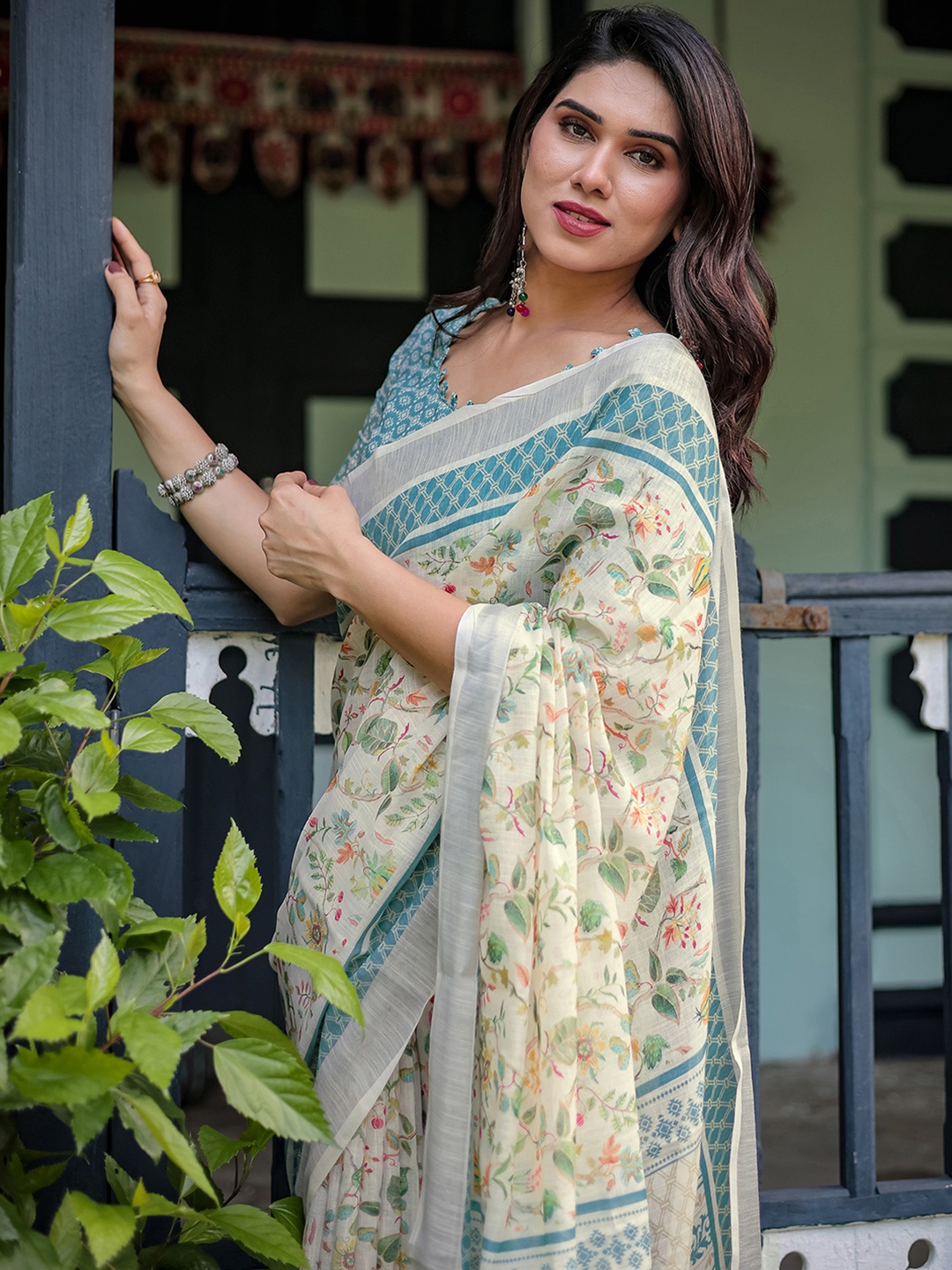 

Mitera Pure Linen Ethnic Motifs Printed Saree With Unstitched Blouse Piece, Cream