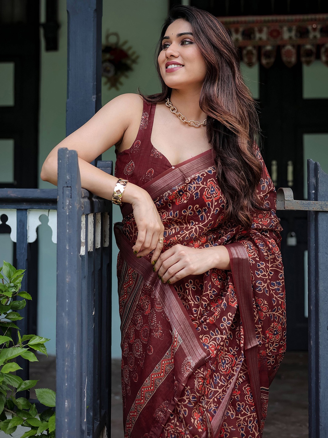 

HERE&NOW Floral Printed Zari Pure Linen Saree, Maroon