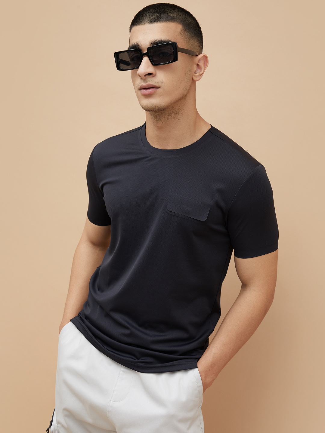 

Bossini Men Extended Sleeves Pockets T-shirt, Black