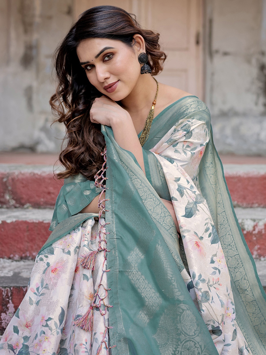 

DIVASTRI Woven Design Zari Pure Silk Saree, White