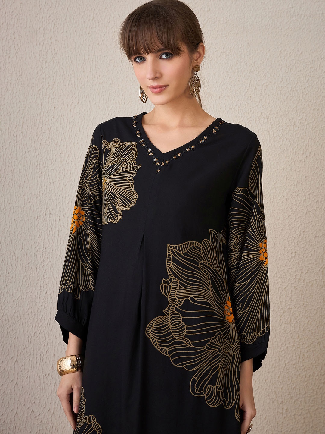 

Indo Era Floral Printed V-Neck Beads & Stones Straight Kurta With Trouser, Black