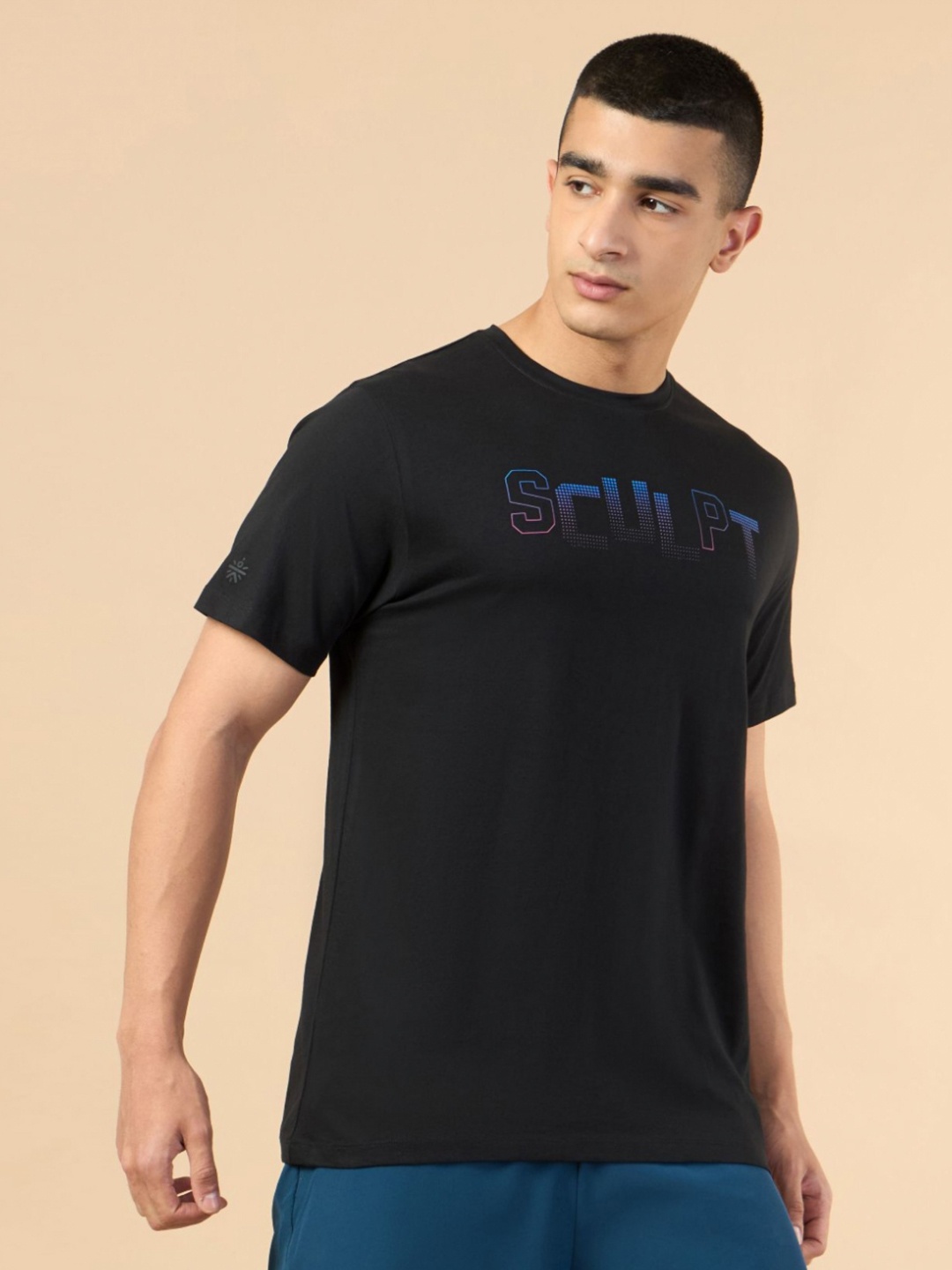 

CULT Men Black Sculpt Graphic T-shirt
