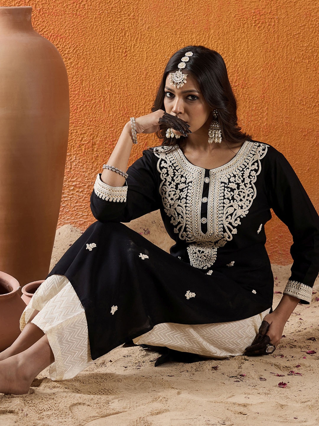

Indo Era Floral Embroidered Thread Work Straight Kurta, Black