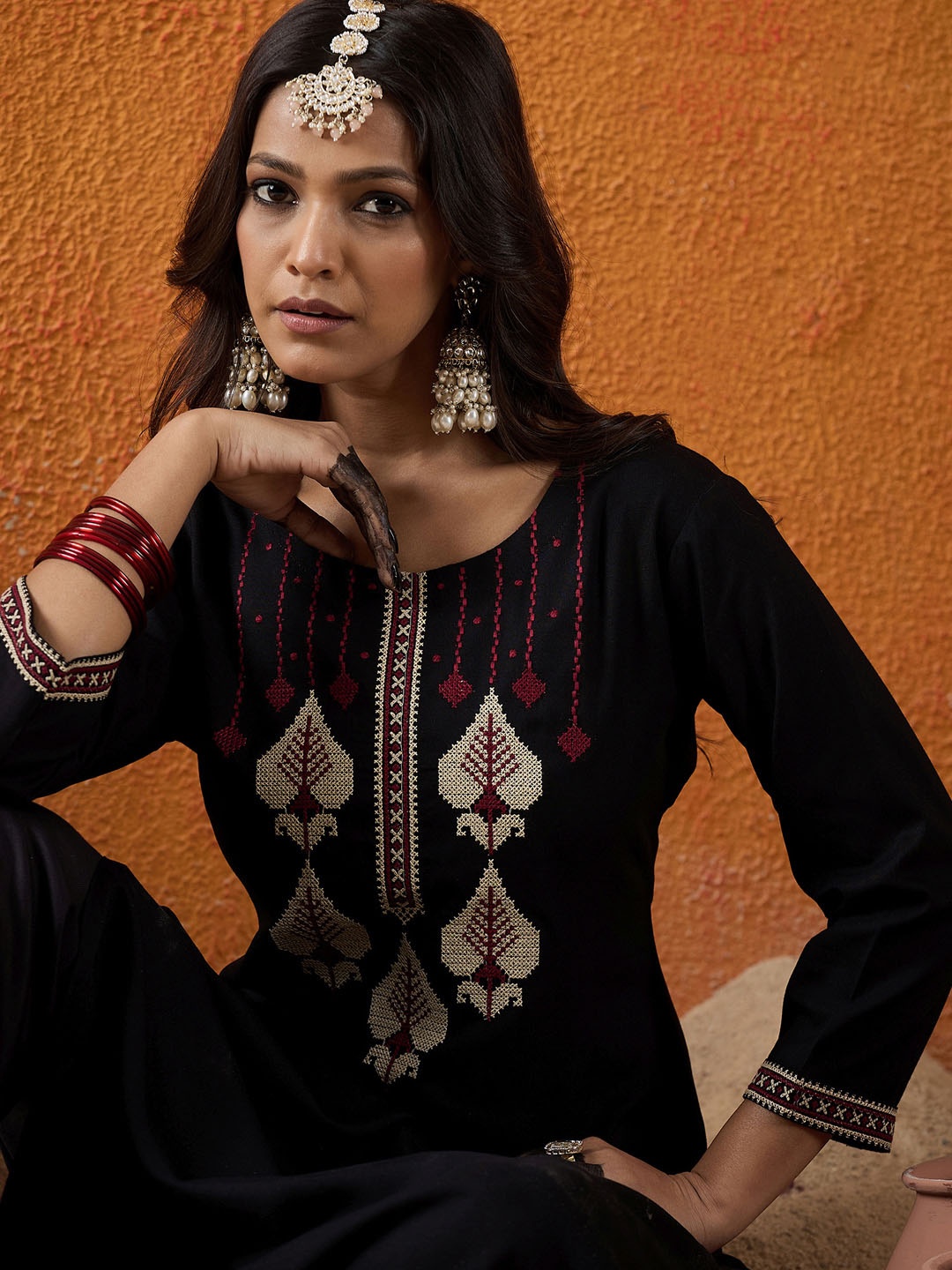 

Indo Era Ethnic Motifs Embroidered Thread Work Straight Kurta, Black