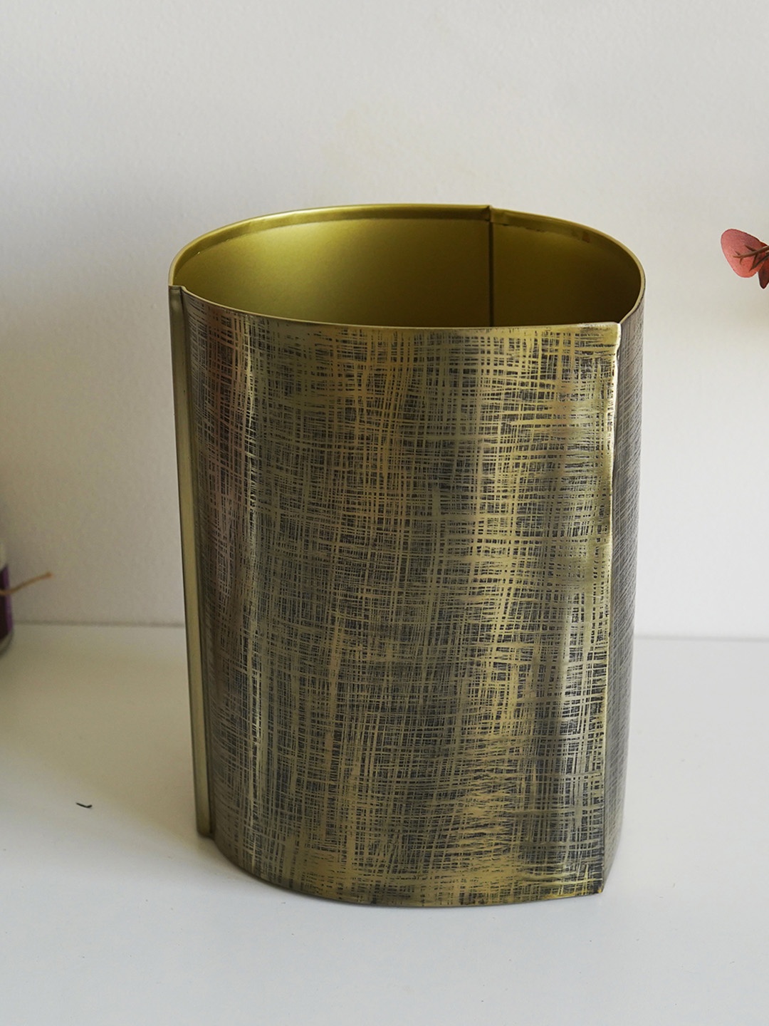 

WOODEN STREET Priscilla Textured Gold And Black Waste Bin