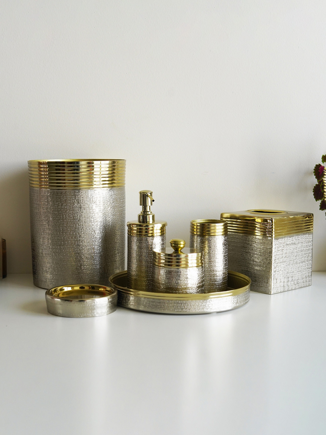 

WOODEN STREET Neysa Gold-Toned & Silver-Toned 7 Pieces Metallic Bath Accessories Set