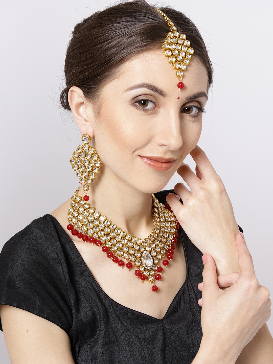 

Priyaasi Gold-Toned & Red Kundan-Studded Jewellery Set