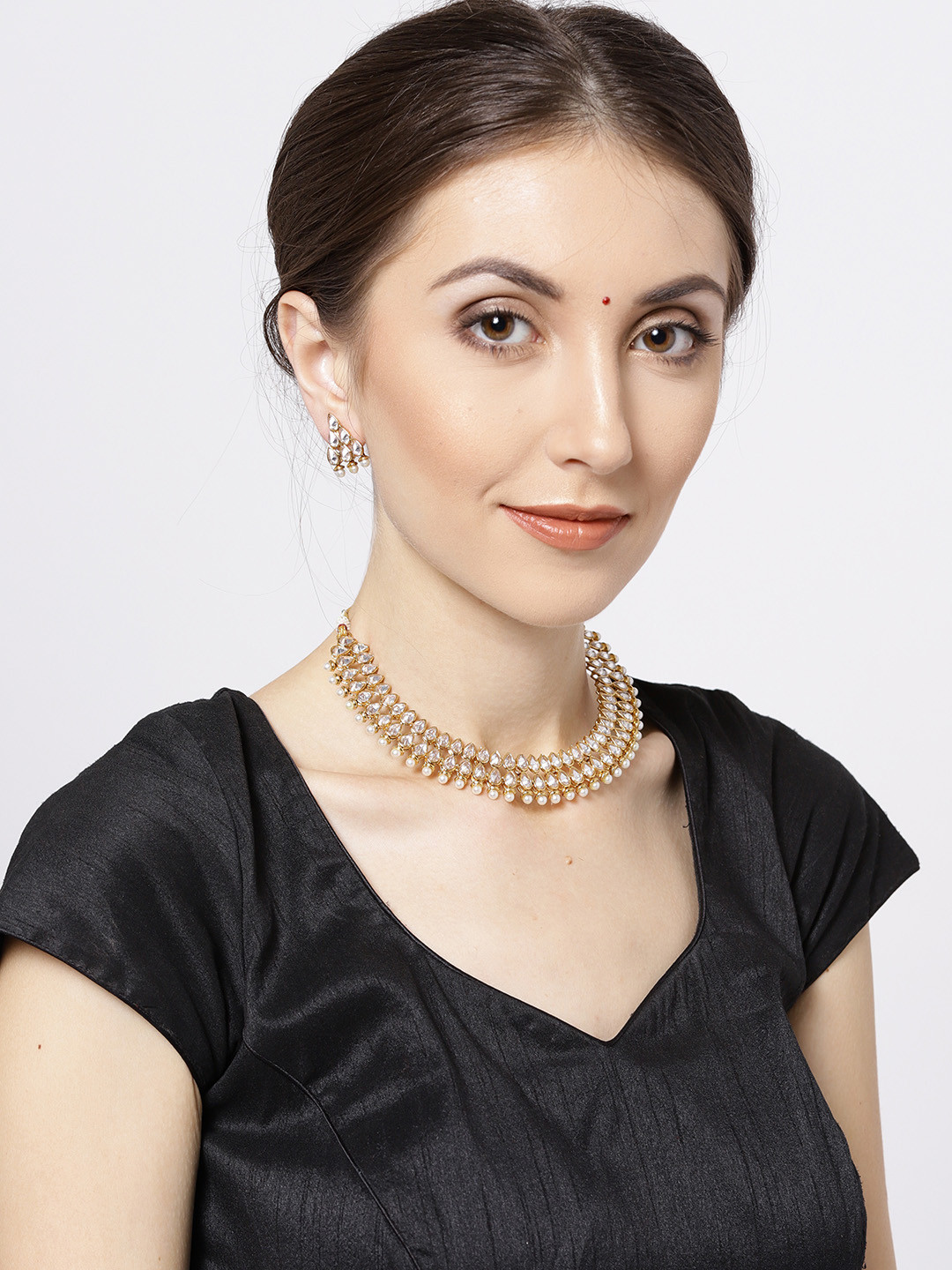 

Priyaasi Gold-Toned & Off-White Kundan-Studded Choker Jewellery Set