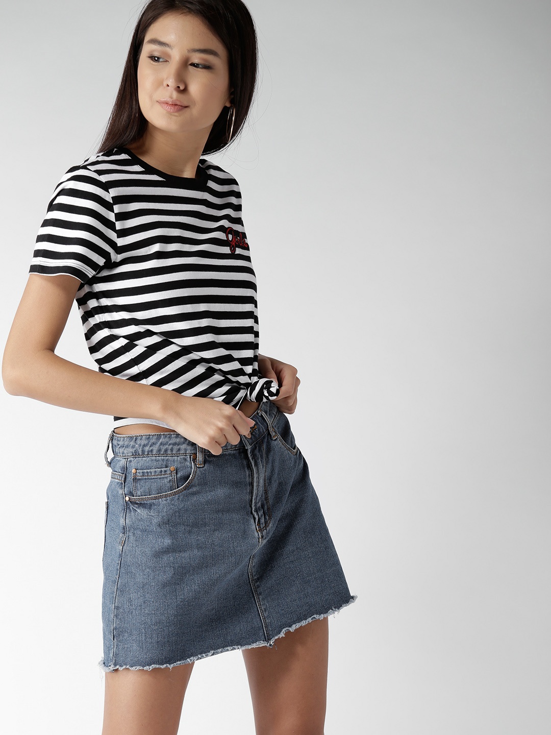 

FOREVER 21 Women Black & White Striped Round Neck T-shirt