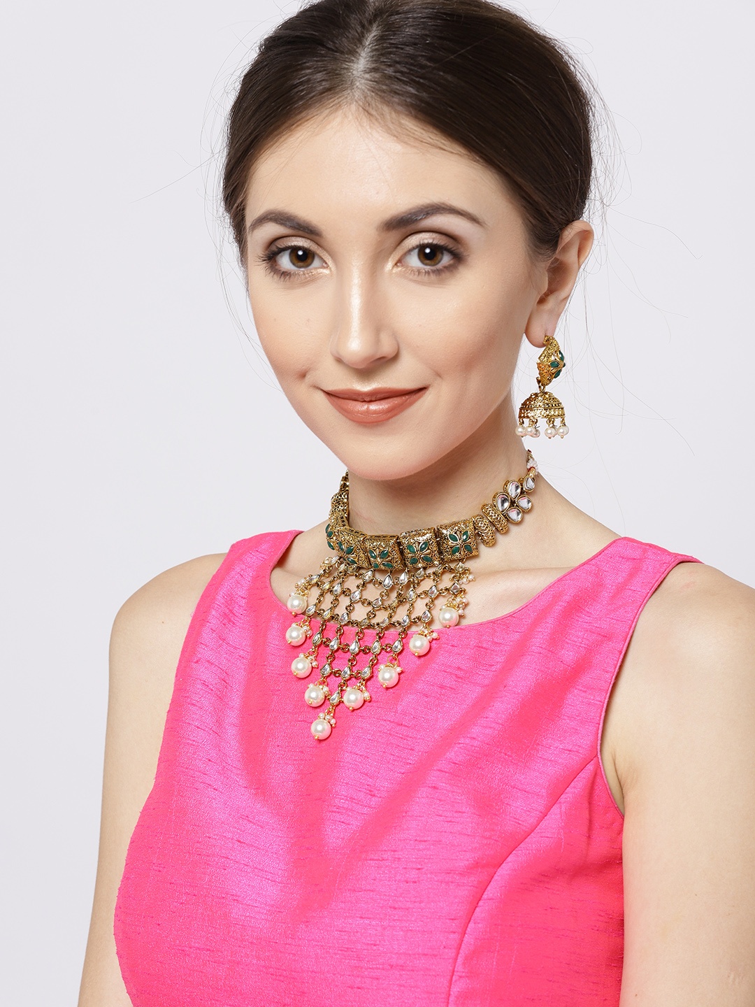 

Zaveri Pearls Antique Gold-Toned & Green Kundan-Studded Jewellery Set
