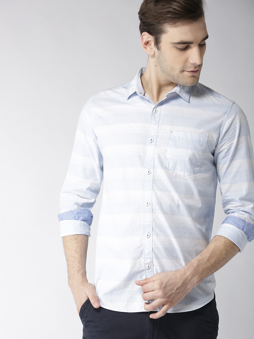 

LOCOMOTIVE Men Blue & White Slim Fit Striped Casual Shirt