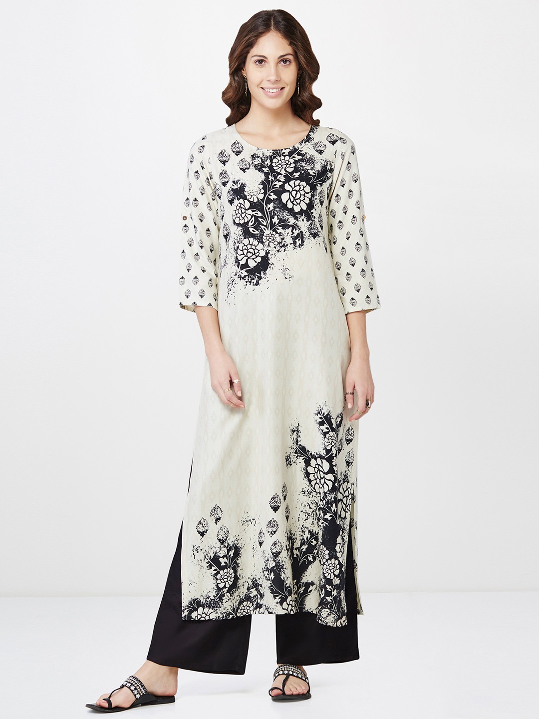 

Global Desi Women Beige & Black Floral Printed Straight Kurta