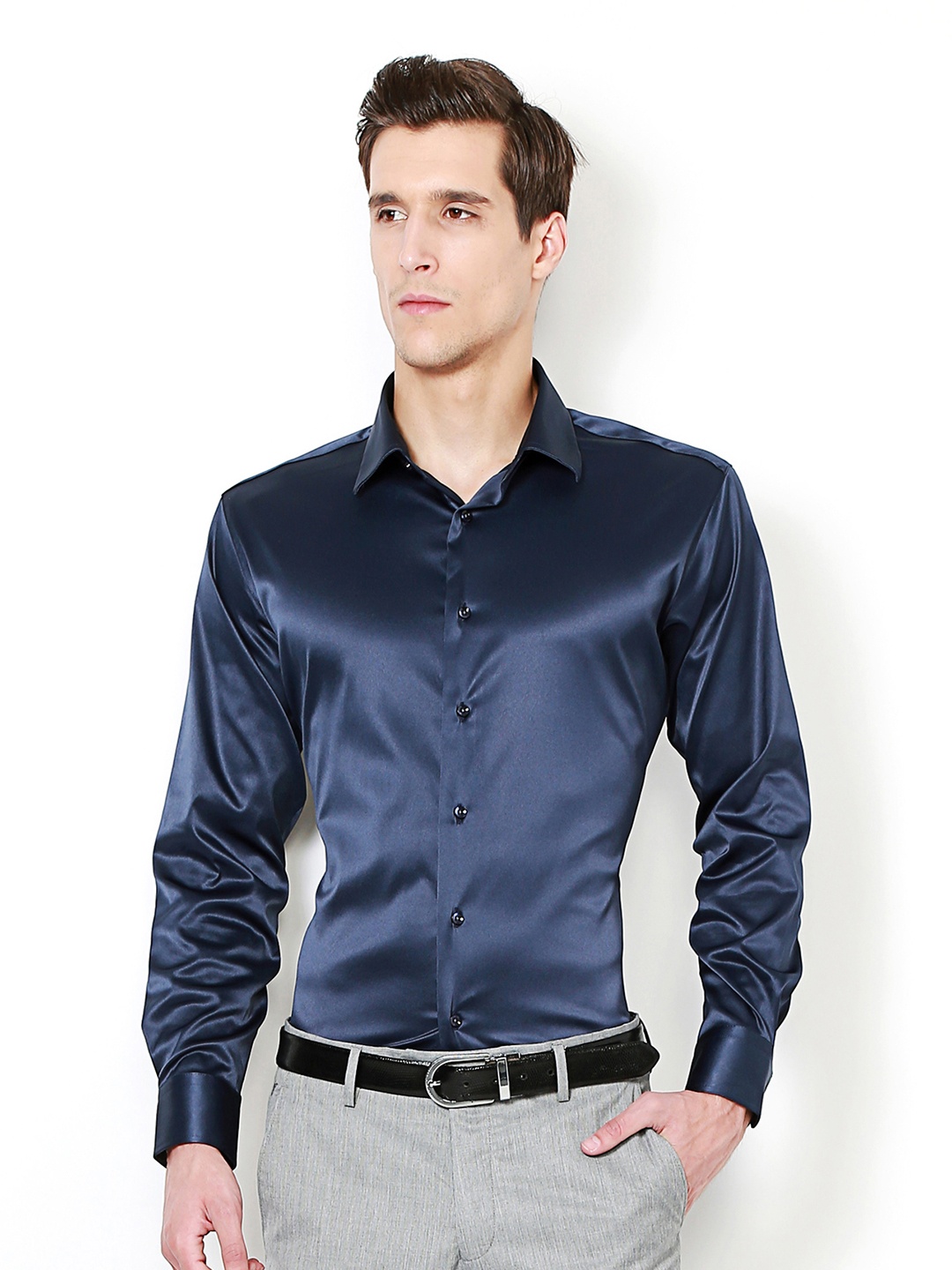 

V Dot Men Navy Blue Slim Fit Solid Party Shirt