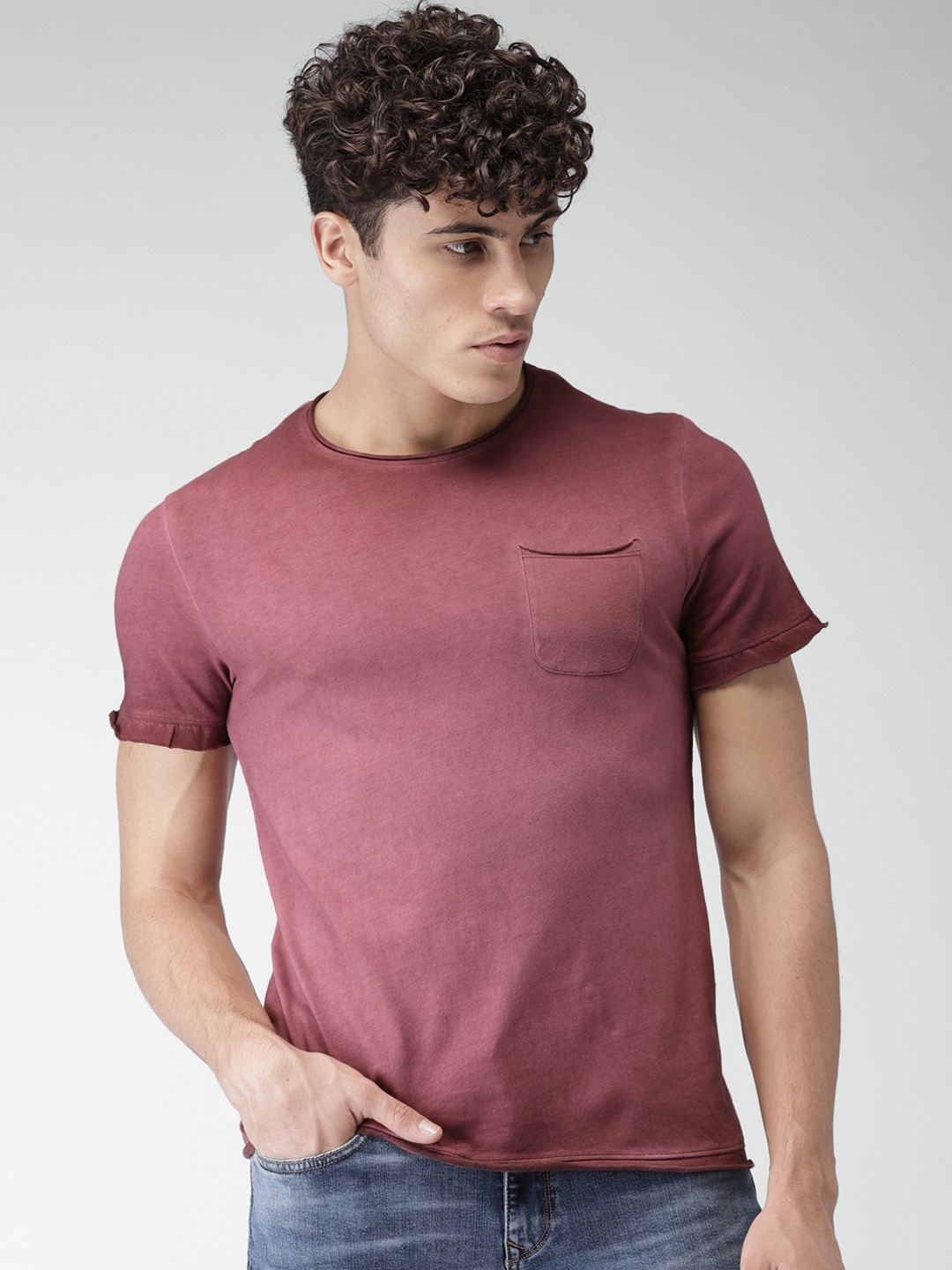

Celio Men Burgundy Solid Round Neck T-shirt with Chest Pocket