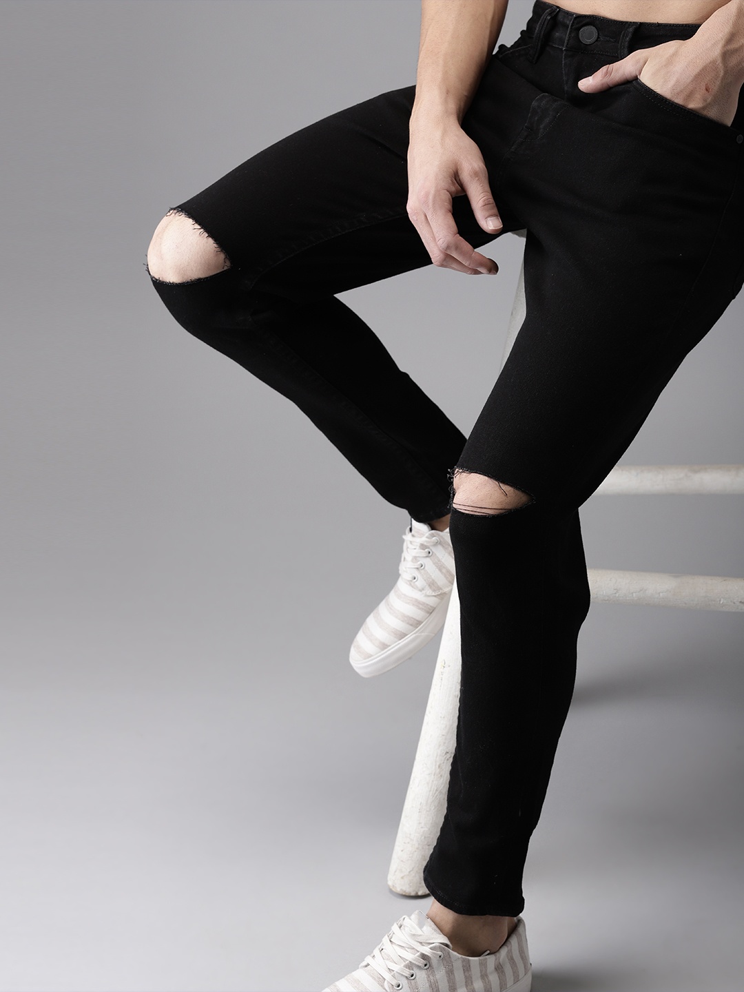 

HERE&NOW Men Black Cropped Slim Tapered Fit Mid-Rise Slash Knee Stretchable Jeans