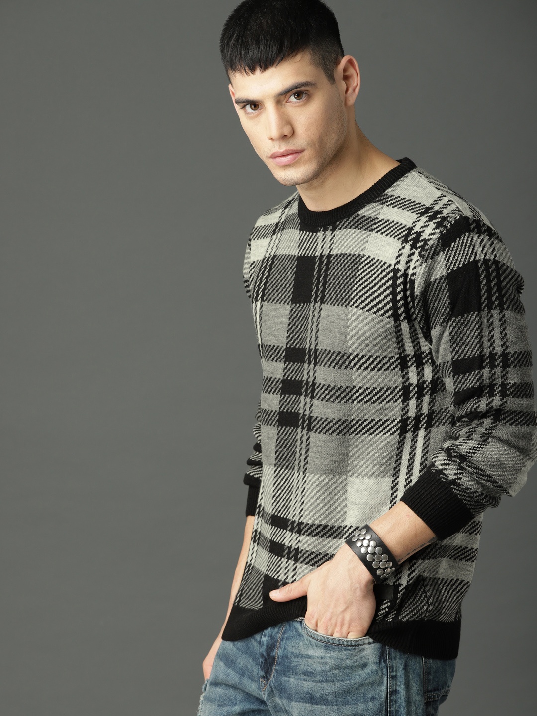 

Roadster Men Grey & Black Checked Pullover Acrylic Sweater