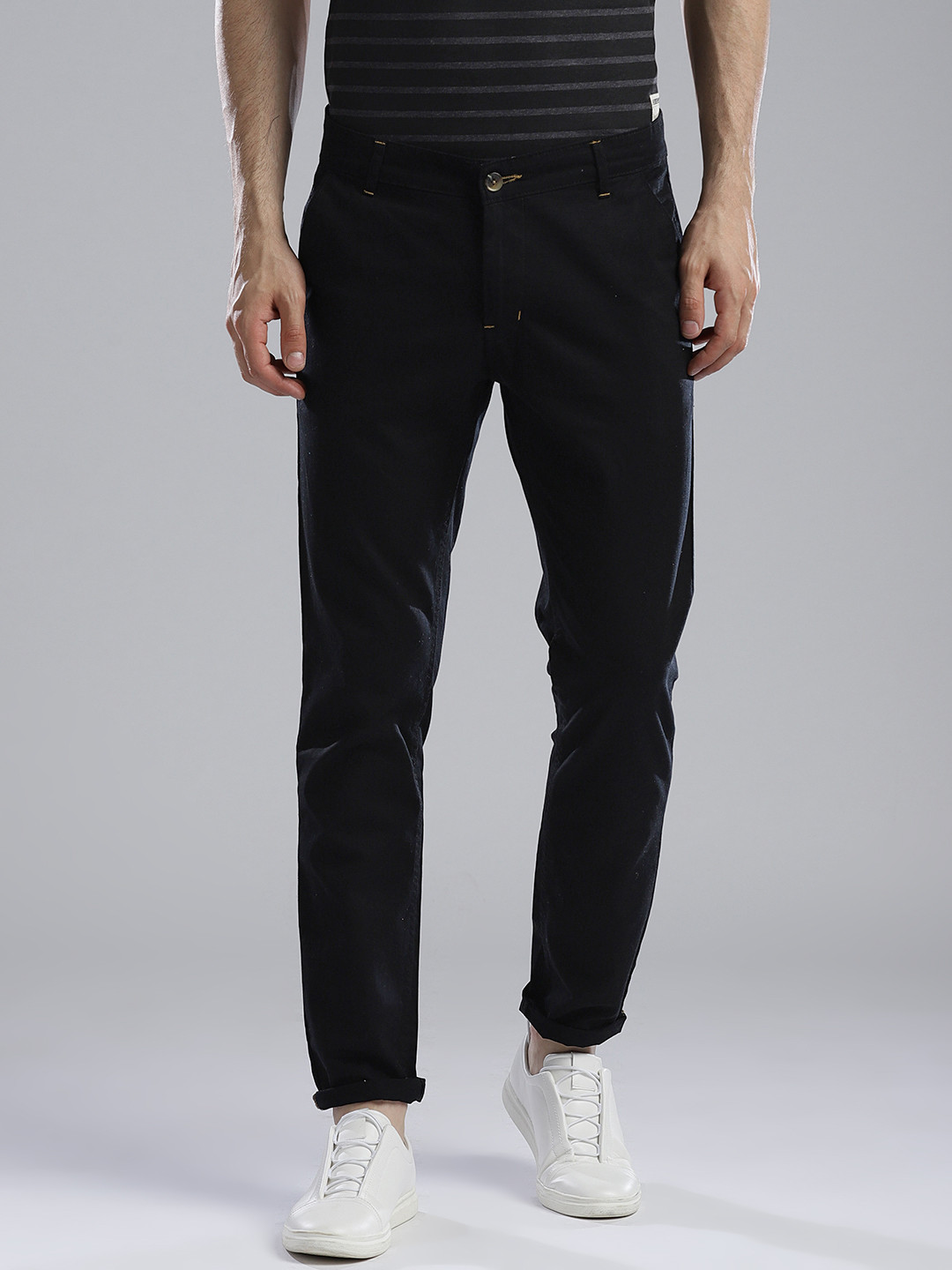 

Hubberholme Men Black Tapered Fit Solid Regular Trousers