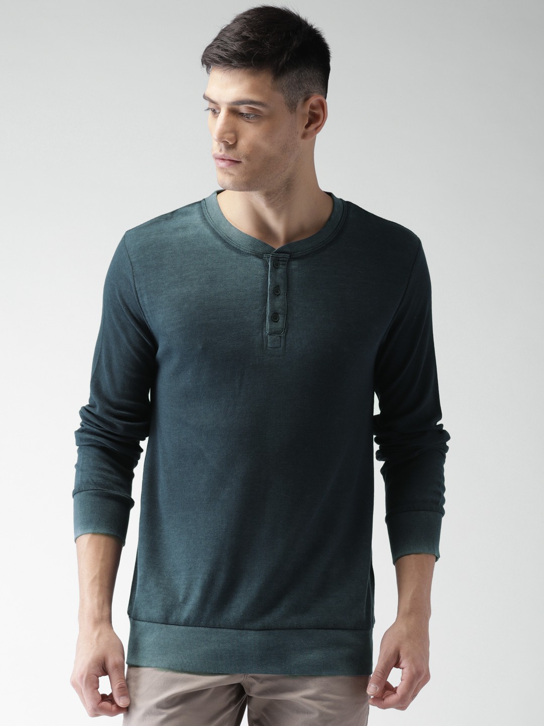 

Celio Men Navy Blue Solid Henley Neck T-shirt