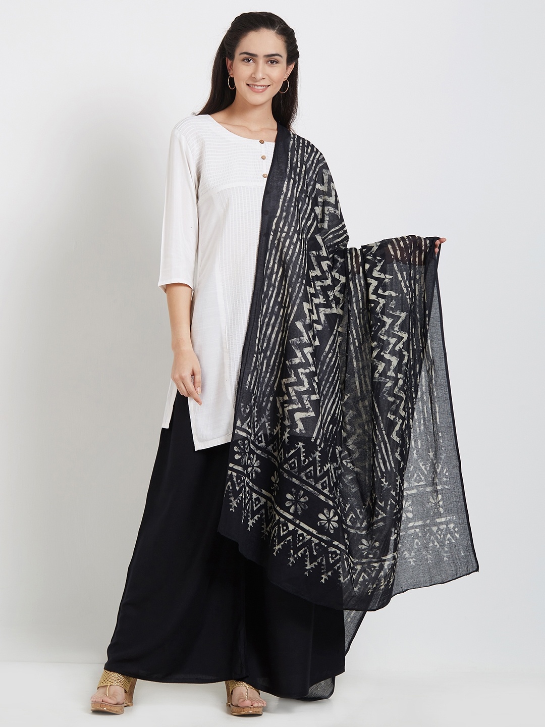 

Dupatta Bazaar Black & Off-White Block Print Dupatta