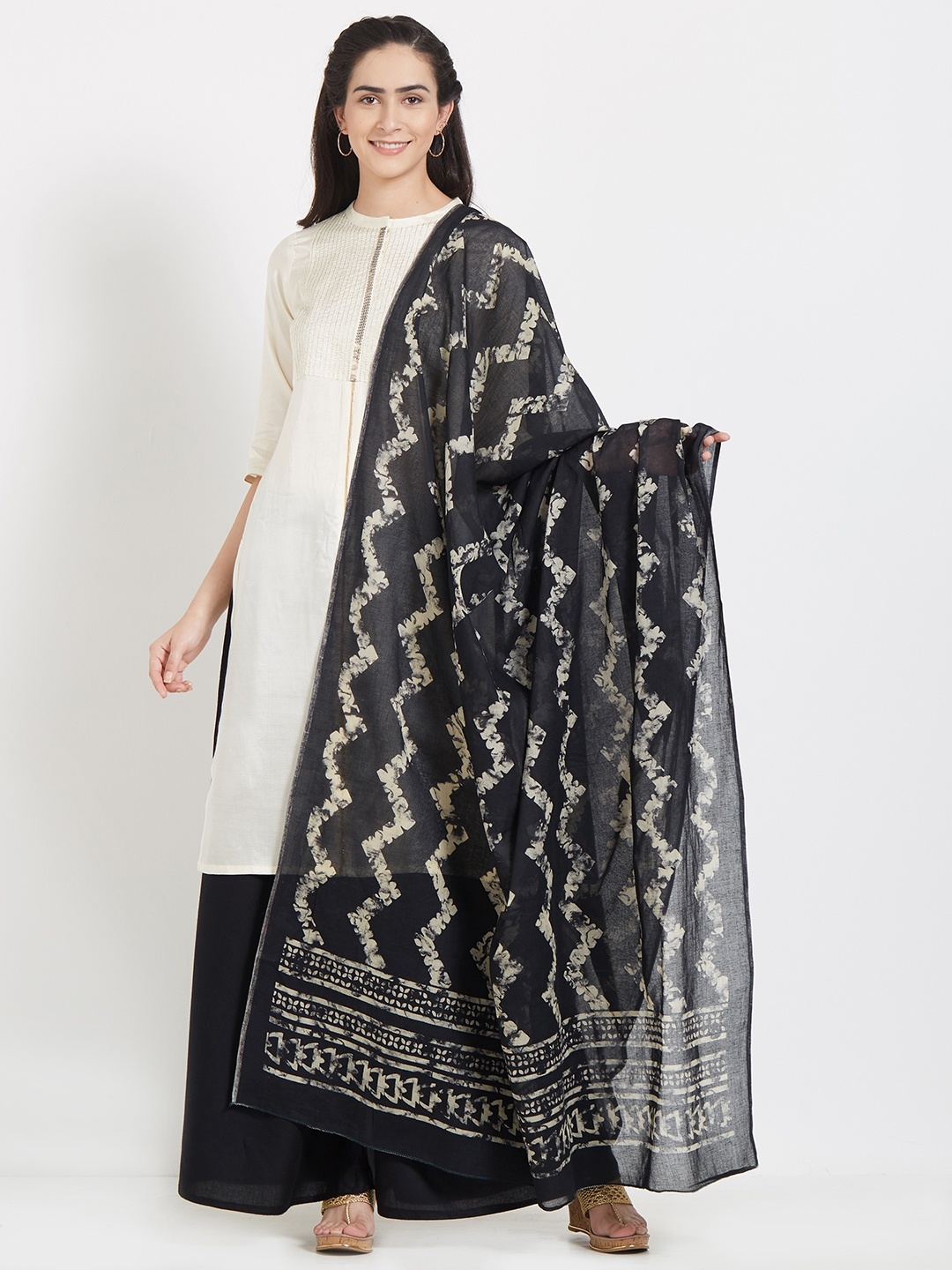 

Dupatta Bazaar Black & Off-White Block Print Dupatta