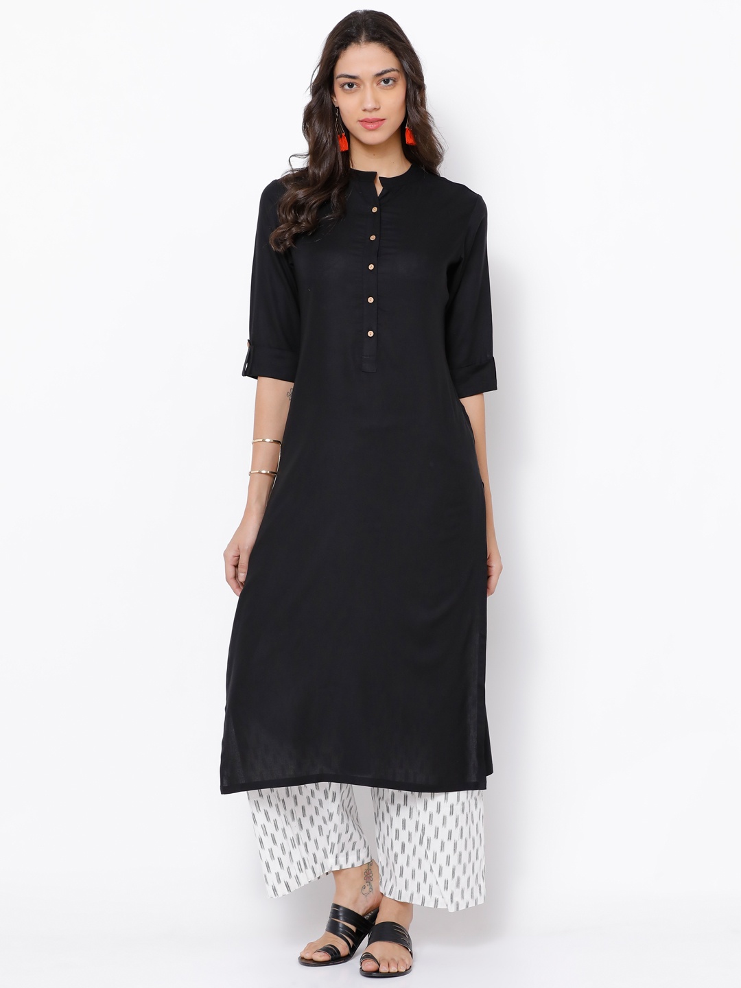 

Vishudh Women Black Solid Straight Kurta