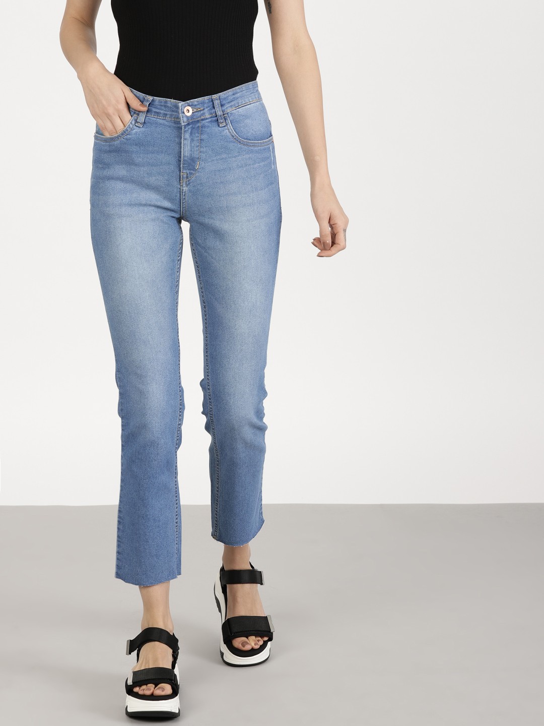 

ether Women Blue Regular Fit Mid-Rise Clean Look Stretchable Cropped Jeans
