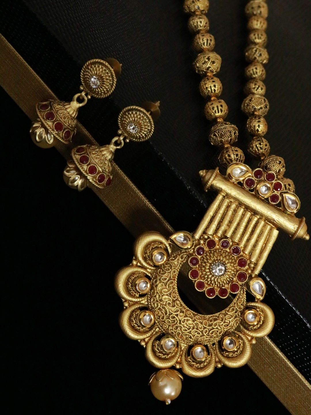

PANASH Gold-Toned & Red Kundan-Studded Beaded Jewellery Set