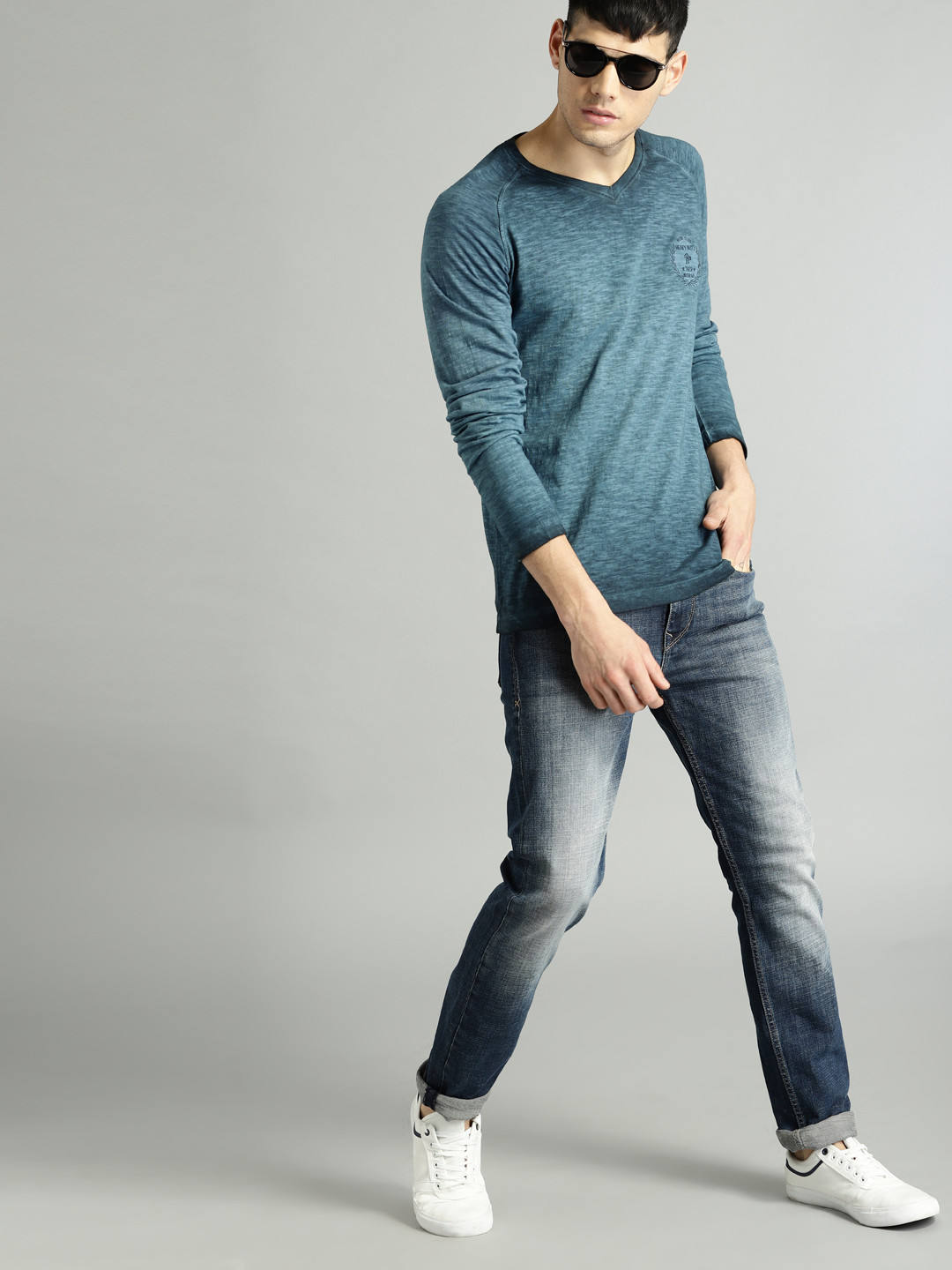 

Roadster Men Blue Solid V-Neck Pure Cotton T-shirt
