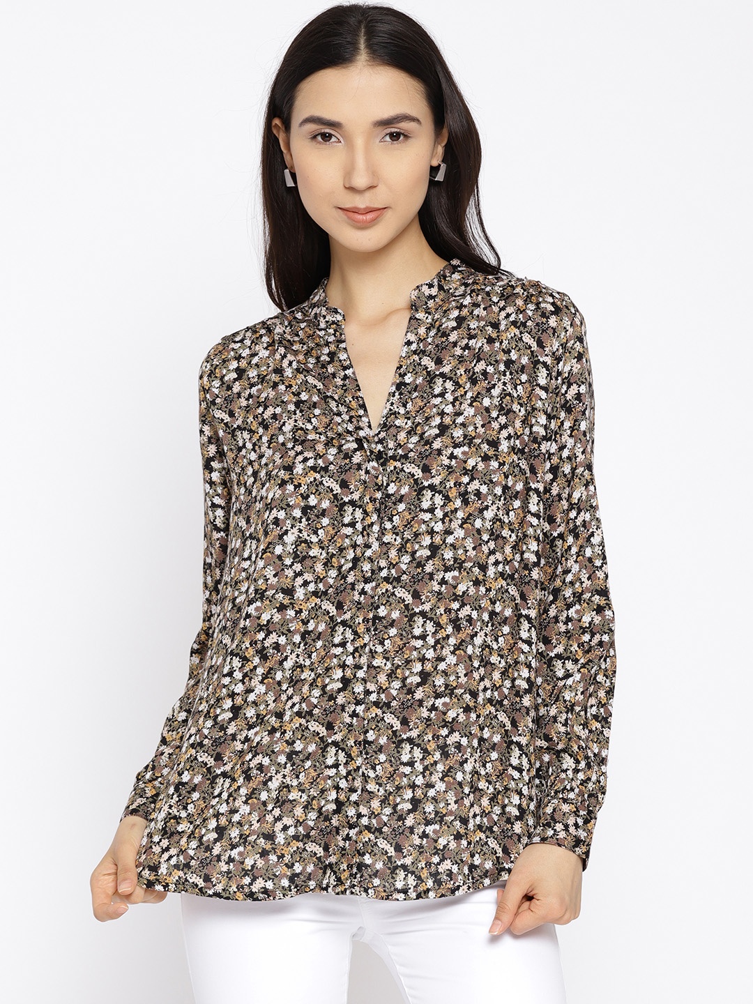 

Vaak Women Black & Off-White Printed Casual Shirt